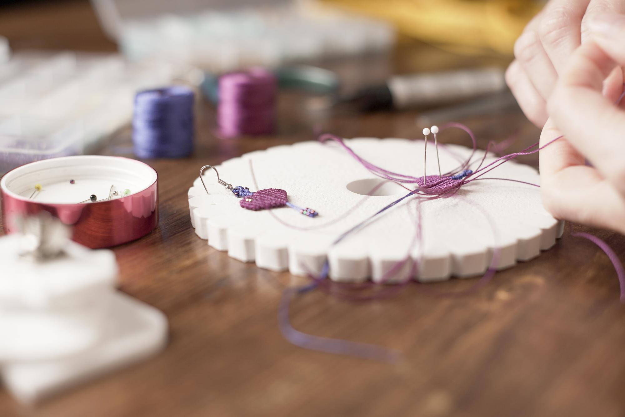 Workshop table with threads and hoop